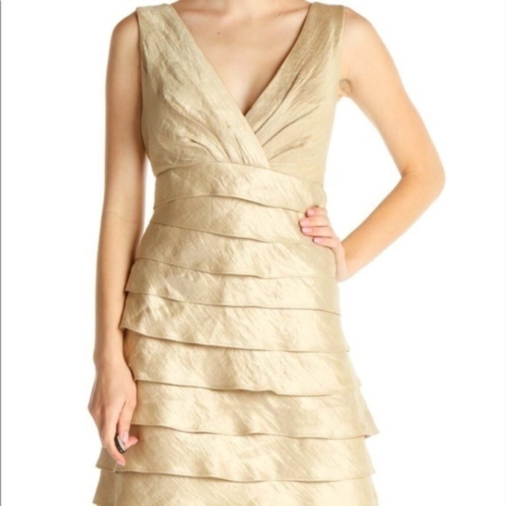 👗London Time-Metallic Gold Sleeveless Shutter Tiered.Size: 6Peties.🌹